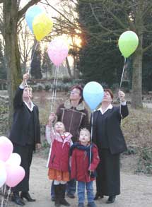 plaatje: Het oplaten van de ballonnen.<br>Van links naar rechts Xandra Wolterink, Brenda<br> Rosendahl met kinderen en Willy <br>Kemperman-van Eerden