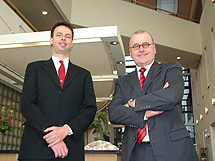 plaatje: Alof Wiechmann (rechts), directeur van Monuta en Peter van Schaik (links), directeur van Uitvaart.com.