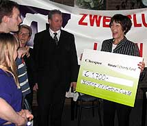 plaatje: Mies Bouwman reikte cheque uit